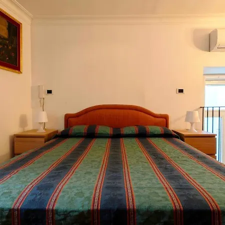 Domus Petrucci With Terrace * Nápoles